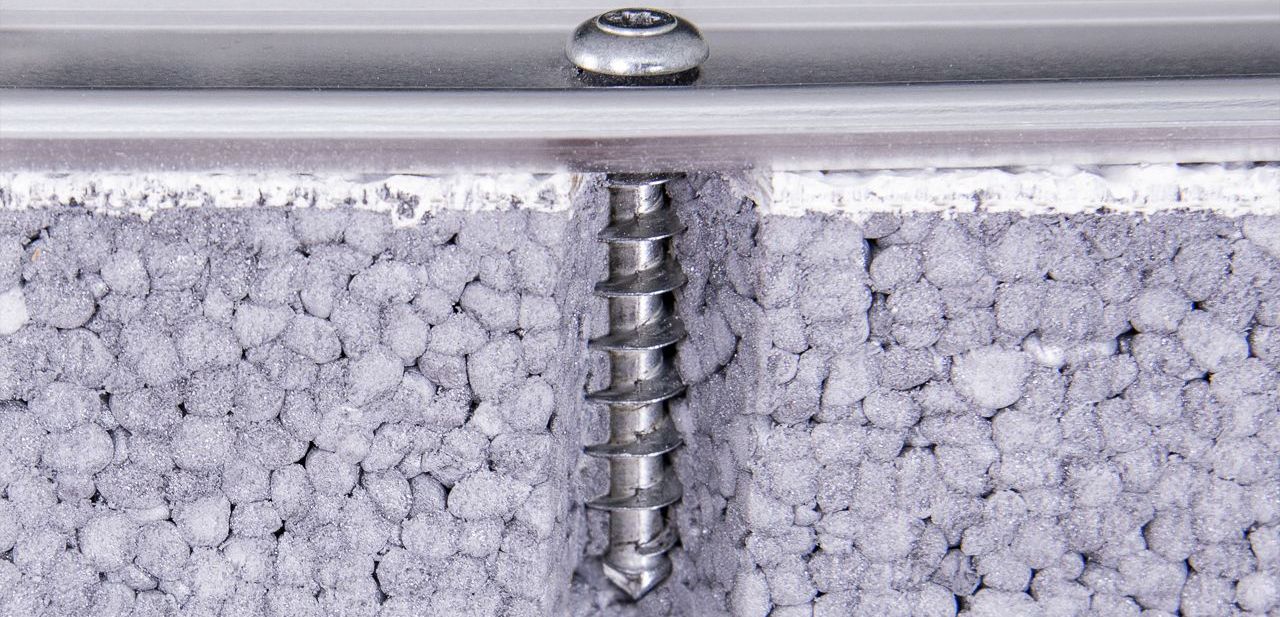 Weder WDVS noch die WA-Schienen müssen vorgebohrt werden. Die Dämmstoffschrauben können direkt durch Aluminium, Kunststoff oder Zink hindurch in die gedämmte Außenwand gebohrt werden. Zahlreiche Arbeitsschritte werden so eingespart. Weder WDVS noch die WA-Schienen müssen vorgebohrt werden. Die Dämmstoffschrauben können direkt durch Aluminium, Kunststoff oder Zink hindurch in die gedämmte Außenwand gebohrt werden. Zahlreiche Arbeitsschritte werden so eingespart.