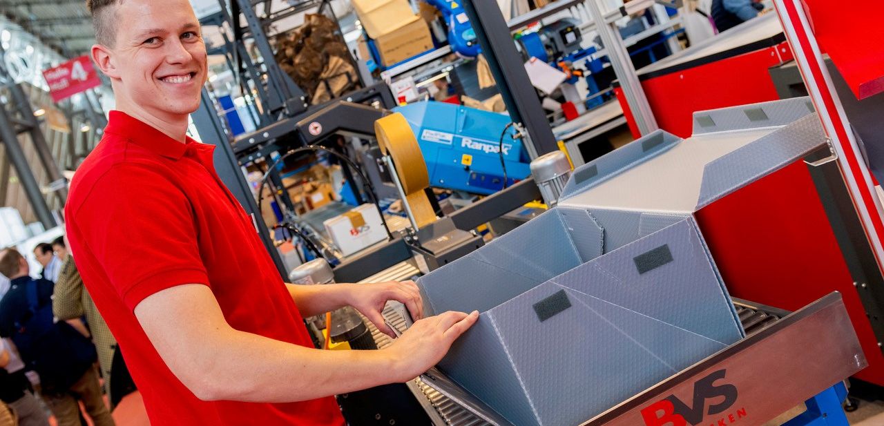Containers and boxes: Lightweight panels for efficient logistics solutions Containers and boxes: Lightweight panels for efficient logistics solutions