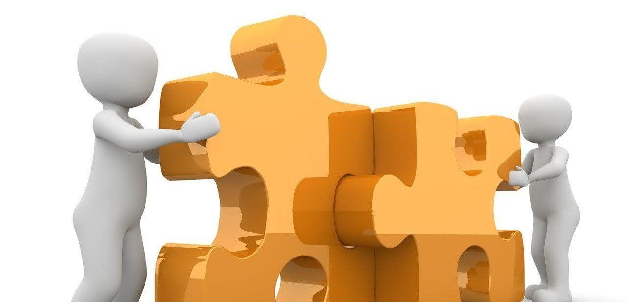 digitale Strichmännchen setzen orange Puzzleteile zusammen digitale Strichmännchen setzen orange Puzzleteile zusammen