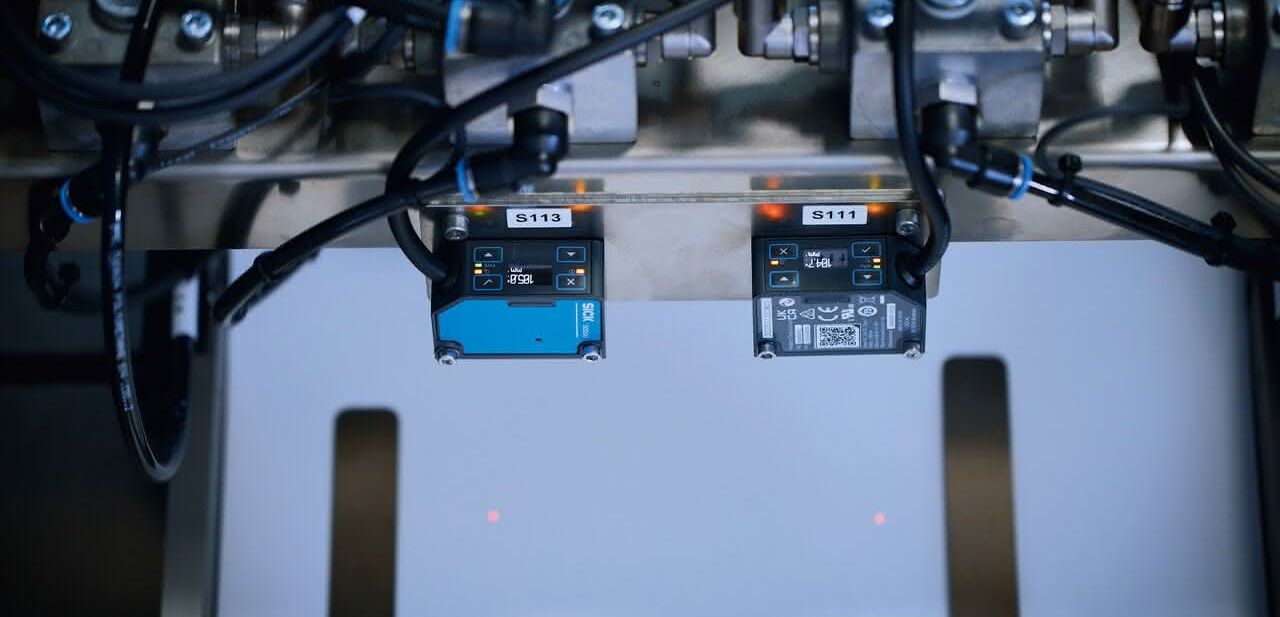 Automatic book production: Laser sensor technology optimizes photo book production Automatic book production: Laser sensor technology optimizes photo book production