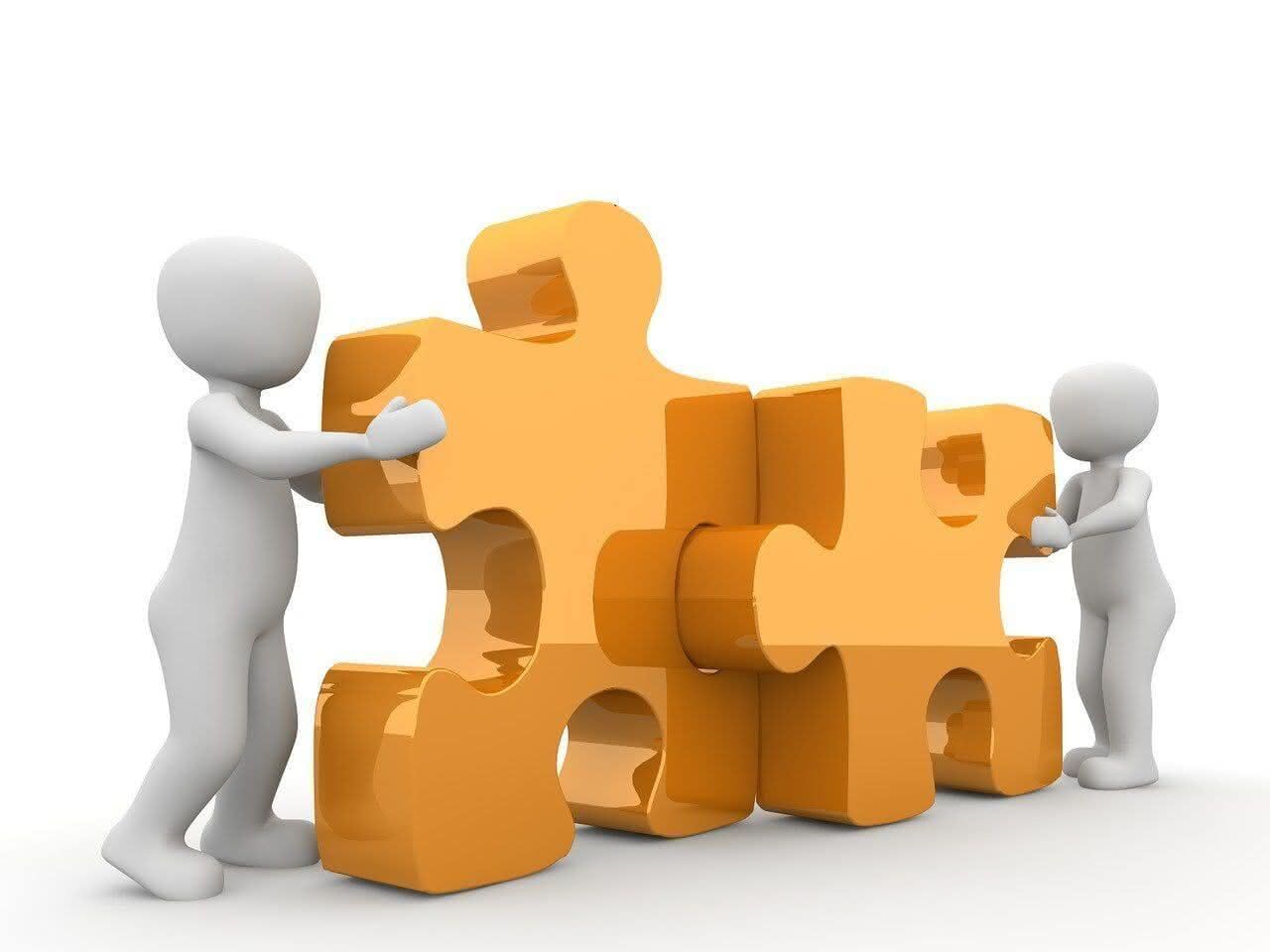 digitale Strichmännchen setzen orange Puzzleteile zusammen digitale Strichmännchen setzen orange Puzzleteile zusammen