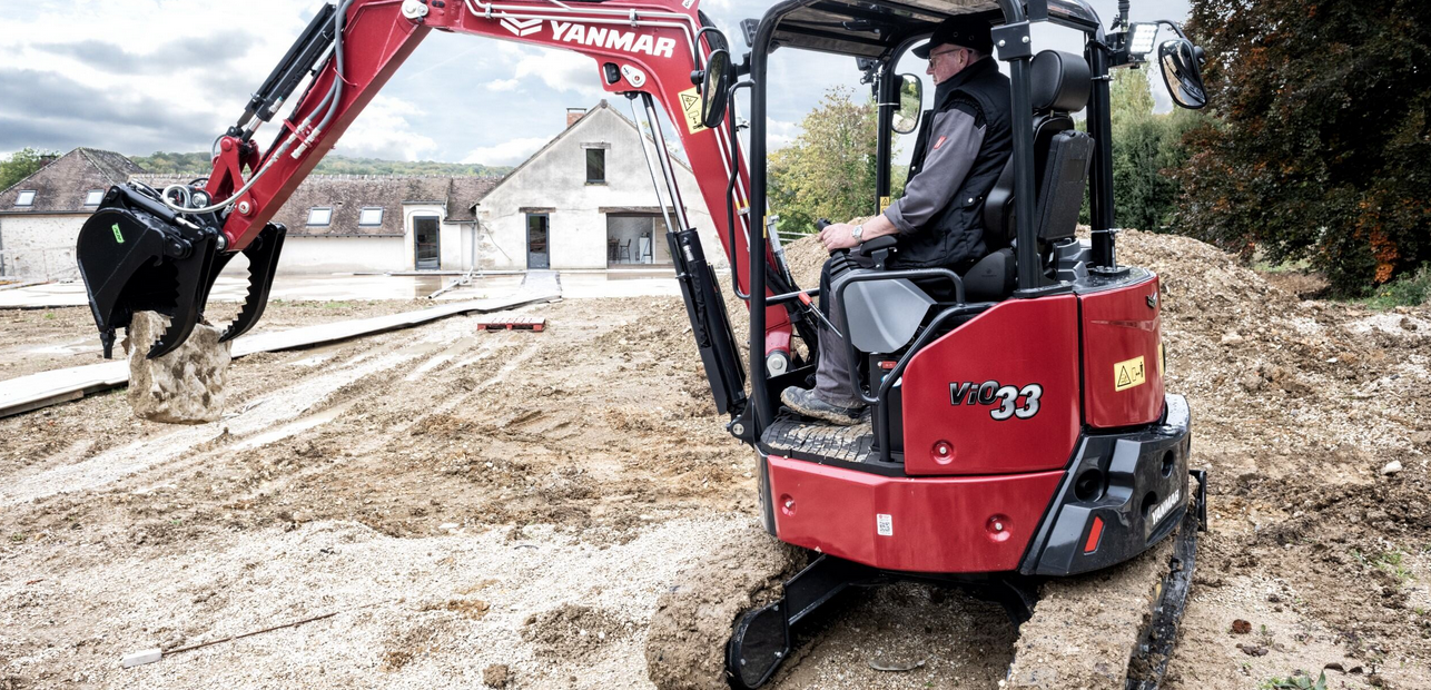 Neben den konventionellen Modellen präsentiert Yanmar auch eine Reihe elektrischer Baumaschinen, wie den Radlader V8e, den Minibagger SV17e und den Kettendumper C08e, die vollständig elektrisch und emissionsfrei sind. Neben den konventionellen Modellen präsentiert Yanmar auch eine Reihe elektrischer Baumaschinen, wie den Radlader V8e, den Minibagger SV17e und den Kettendumper C08e, die vollständig elektrisch und emissionsfrei sind.
