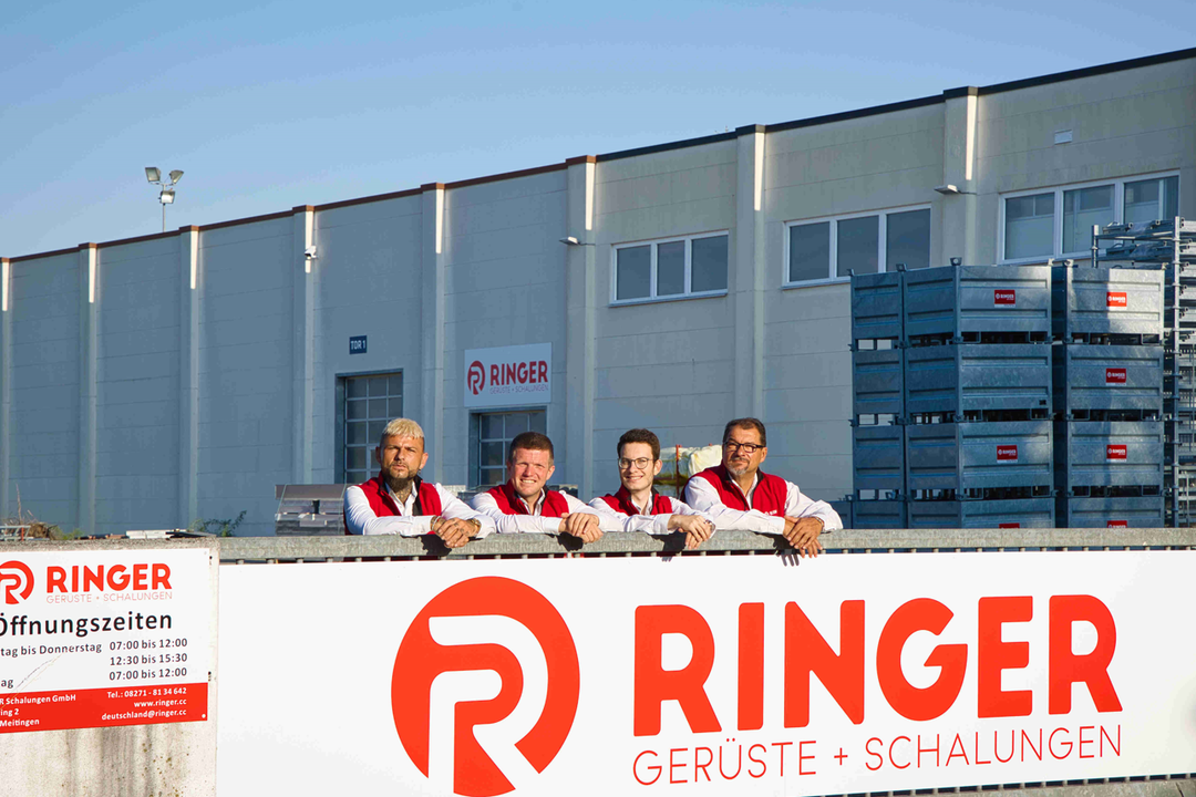 Ringer eröffnet neuen Standort in Meitingen: Erweitertes Angebot für Schalungen und Gerüste Das Team von Ringer am neuen Standort in Meitingen