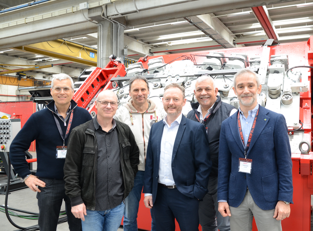Anwenderbericht: Neue Antriebstechnik für die Bewehrungsstahlverarbeitung MEP–KEBA-Team. In der Mitte (mit weißem Hemd): Giles Haysom, Procurement Director MEP