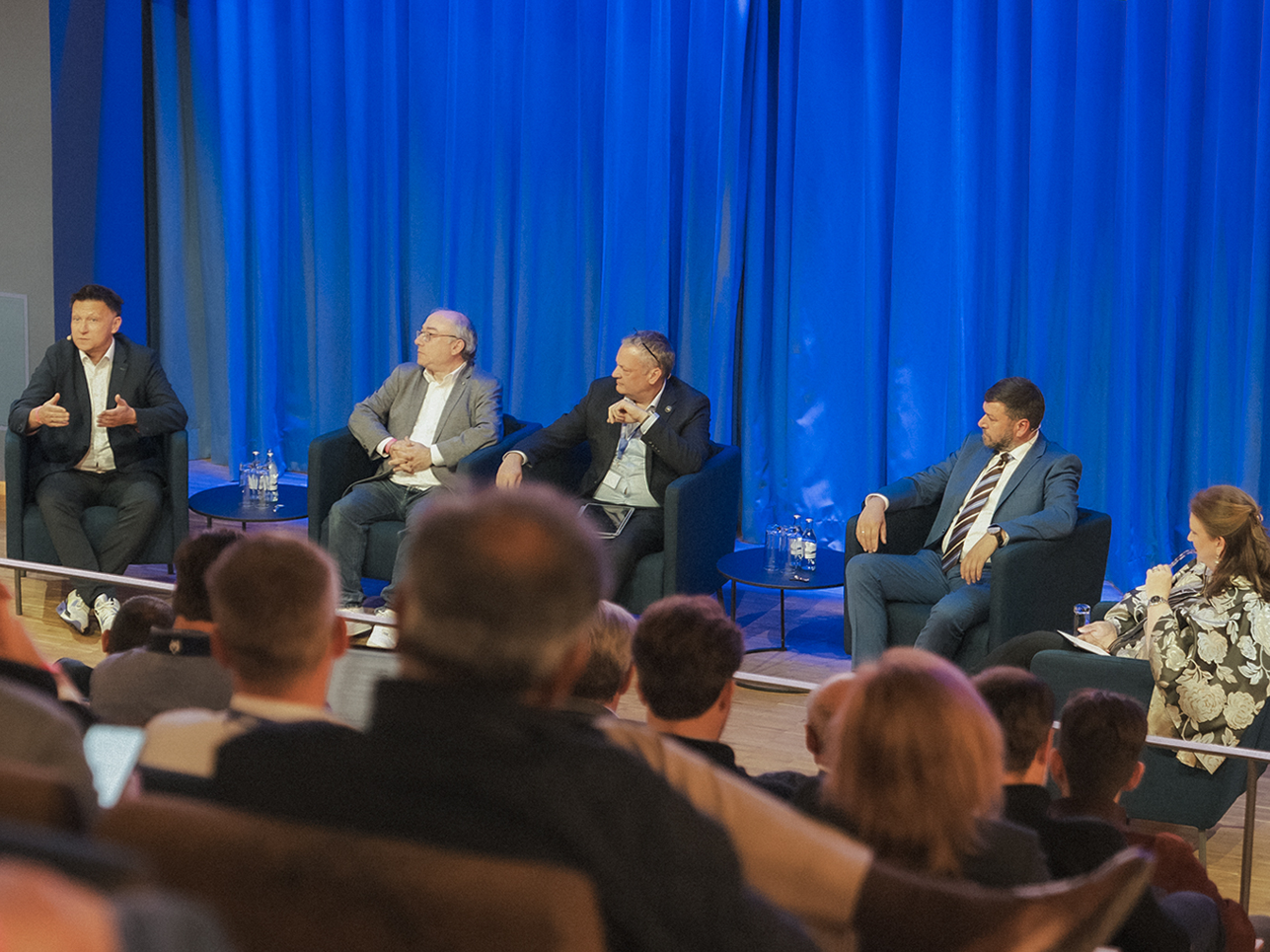 Auf dem Podium des dritten WAAMathon diskutierten Gregor Reischle (Qualified AM), Stephan Braun (KSB) Carl Hauser (ASTM International/Wohlers Associates) und René Liers (Siemens Energy). Stefanie Brickwede (Mobility Goes Additive/Deutsche Bahn) moderierte zur Frage: „Standardization and Certification: What Else is Needed for Scaling Up?“ (von links Auf dem Podium des dritten WAAMathon diskutierten Gregor Reischle (Qualified AM), Stephan Braun (KSB) Carl Hauser (ASTM International/Wohlers Associates) und René Liers (Siemens Energy). Stefanie Brickwede (Mobility Goes Additive/Deutsche Bahn) moderierte zur Frage: „Standardization and Certification: What Else is Needed for Scaling Up?“ (von links