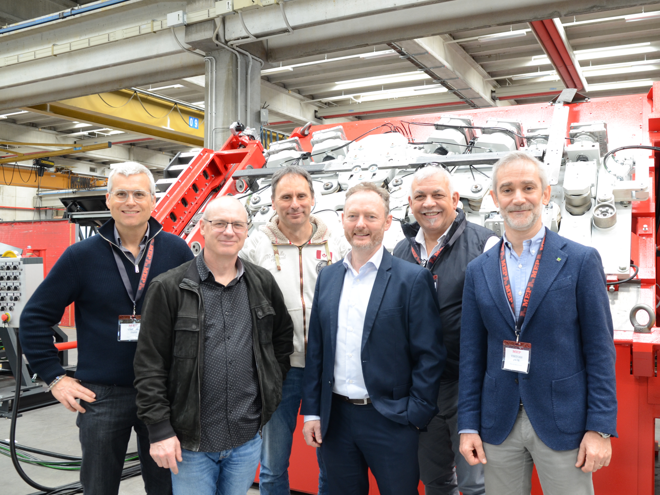 Anwenderbericht: Neue Antriebstechnik für die Bewehrungsstahlverarbeitung MEP–KEBA-Team. In der Mitte (mit weißem Hemd): Giles Haysom, Procurement Director MEP