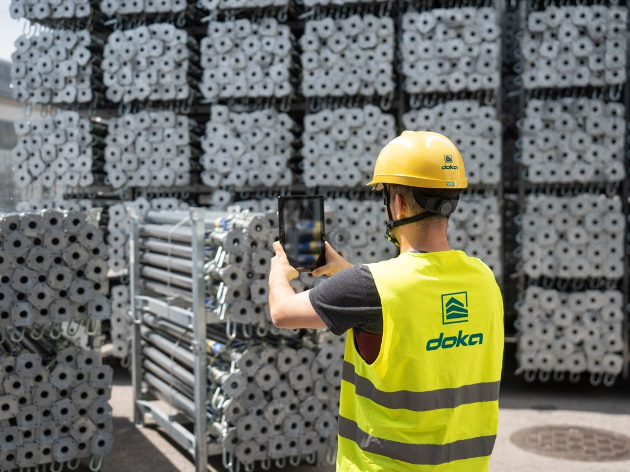 Mit einem unternehmenseigenen KI-Service ermöglicht Doka die automatische Zählung und Identifizierung von Produkten im Lager.