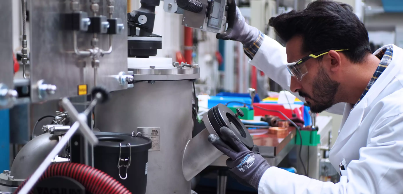 Neues Verfahren ermöglicht CO₂-freie und energieeffiziente Nickelgewinnung aus minderwertigen Erzen Ubaid Manzoor, Doktorand kontrolliert einen Lichtbogenofen, in dem er minderwertige Nickelerze mittels Wasserstoffplasma reduziert.