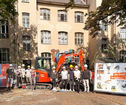 HKL Bagger und Personal auf der Baustelle in Köln