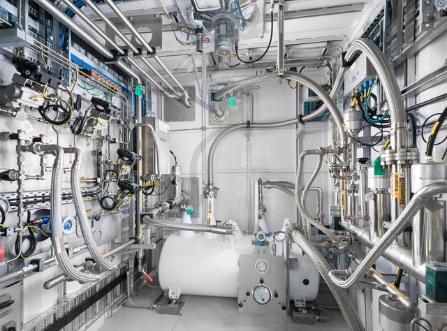 Wasserstoff industriell: Der Verflüssiger kühlt Wasserstoff-Gas auf kryogene Temperaturen (<20 K). Die so gewonnene Flüssigkeit ermöglicht Synergien mit supraleitenden Bauteilen.