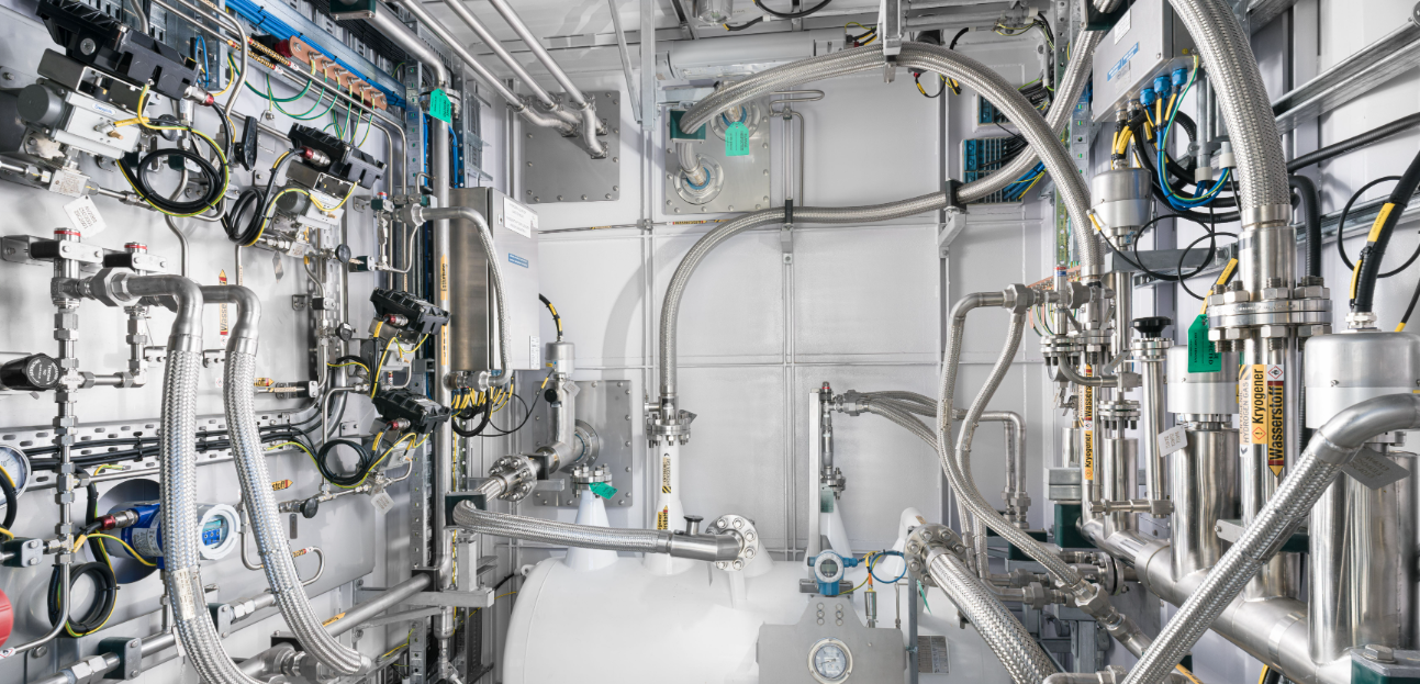 Wasserstoff im Praxistest: KIT eröffnet Forschungsplattform für die Energieversorgung der Zukunft Wasserstoff industriell: Der Verflüssiger kühlt Wasserstoff-Gas auf kryogene Temperaturen (<20 K). Die so gewonnene Flüssigkeit ermöglicht Synergien mit supraleitenden Bauteilen.