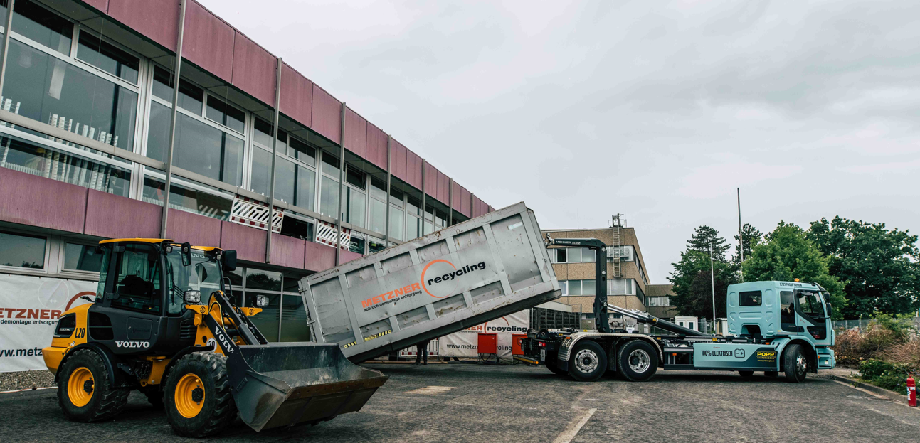 Der Volvo-Radlader L20 Electric übernimmt gemeinsam mit dem Volvo Truck FE 6x2 Electric mit Abrollkipper die Baustellenlogistik. Der Volvo-Radlader L20 Electric übernimmt gemeinsam mit dem Volvo Truck FE 6x2 Electric mit Abrollkipper die Baustellenlogistik.
