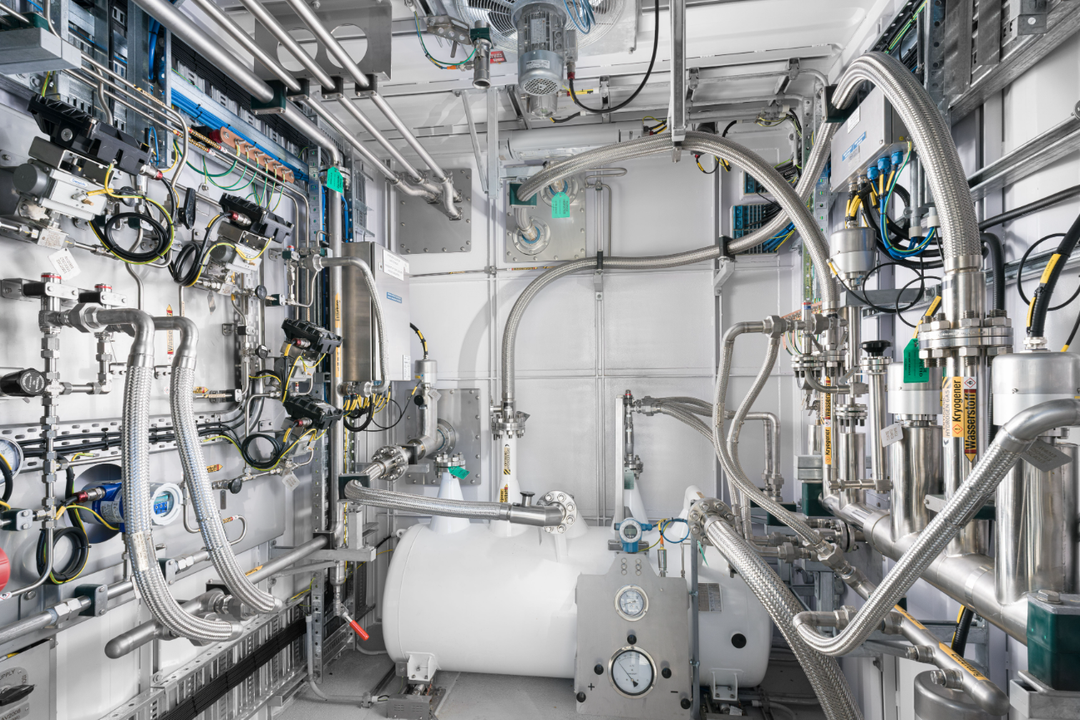 Wasserstoff im Praxistest: KIT eröffnet Forschungsplattform für die Energieversorgung der Zukunft Wasserstoff industriell: Der Verflüssiger kühlt Wasserstoff-Gas auf kryogene Temperaturen (<20 K). Die so gewonnene Flüssigkeit ermöglicht Synergien mit supraleitenden Bauteilen.