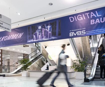 Blick auf ein Banner über der Rolltreppen in den ersten Stock der digitalBAU