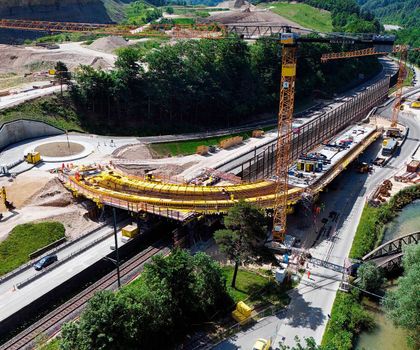 Der Blick auf die Baustelle in der Schweiz, auf der die Lösungen von Doka im Einsatz sind