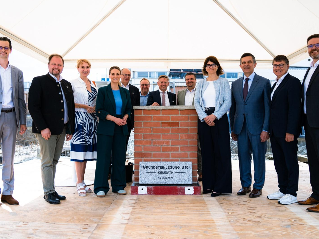 Siemens Healthineers erweitert den Standort Kemnath mit einer neuen Fertigungshalle für Medizintechnik-Komponenten und investiert rund 70 Millionen Euro. Grundsteinlegung in Kemnath: Gäste der Veranstaltung waren Judith Gerlach, bayerische Gesundheitsministerin, Hubert Schicker, Landrat des Landkreises Tirschenreuth, Roman Schäffler, erster Bürgermeister der Stadt Kemnath sowie Elisabeth Staudinger, Mitglied des Vorstandes Siemens Healthineers AG.