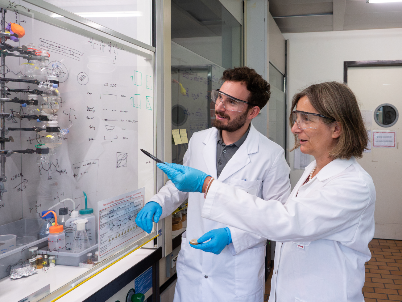 Flexibler Elektrolyt verbessert Feststoffbatterien Dorina Opris (rechts) und Can Zimmerli haben die Silikon-Basis mit funktionalen Gruppen versehen, die das Polymer zu einem guten Ionenleiter machen, ohne ihm seine Elastizität zu nehmen.