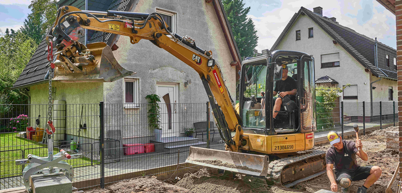 Dank zahlreicher Anbaugeräte und Schnellwechselsystem ist der Minibagger CAT 303.5 NG ein echter Allrounder – und für GaLaBau-Projekte bestens geeignet Ein Minibagger von Zeppelin Rental bewegt Steine in Berlin