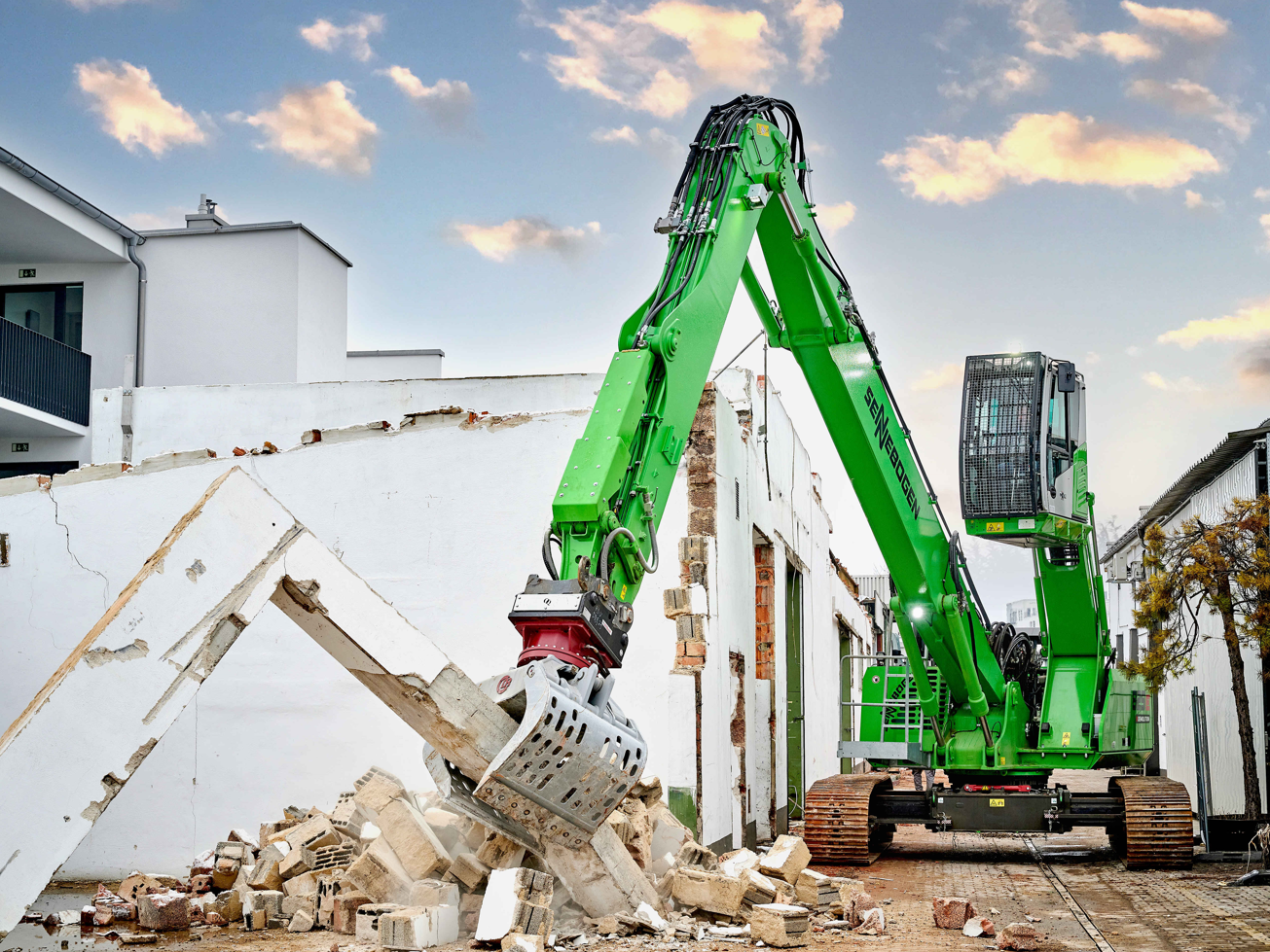 Der Sennebogen 825 E Demolition mit teleskopierbaren Raupenunterwagen überzeugt durch maximale Stabilität. Der neue Sennebogen Abbruchbagger 825 E Demolition