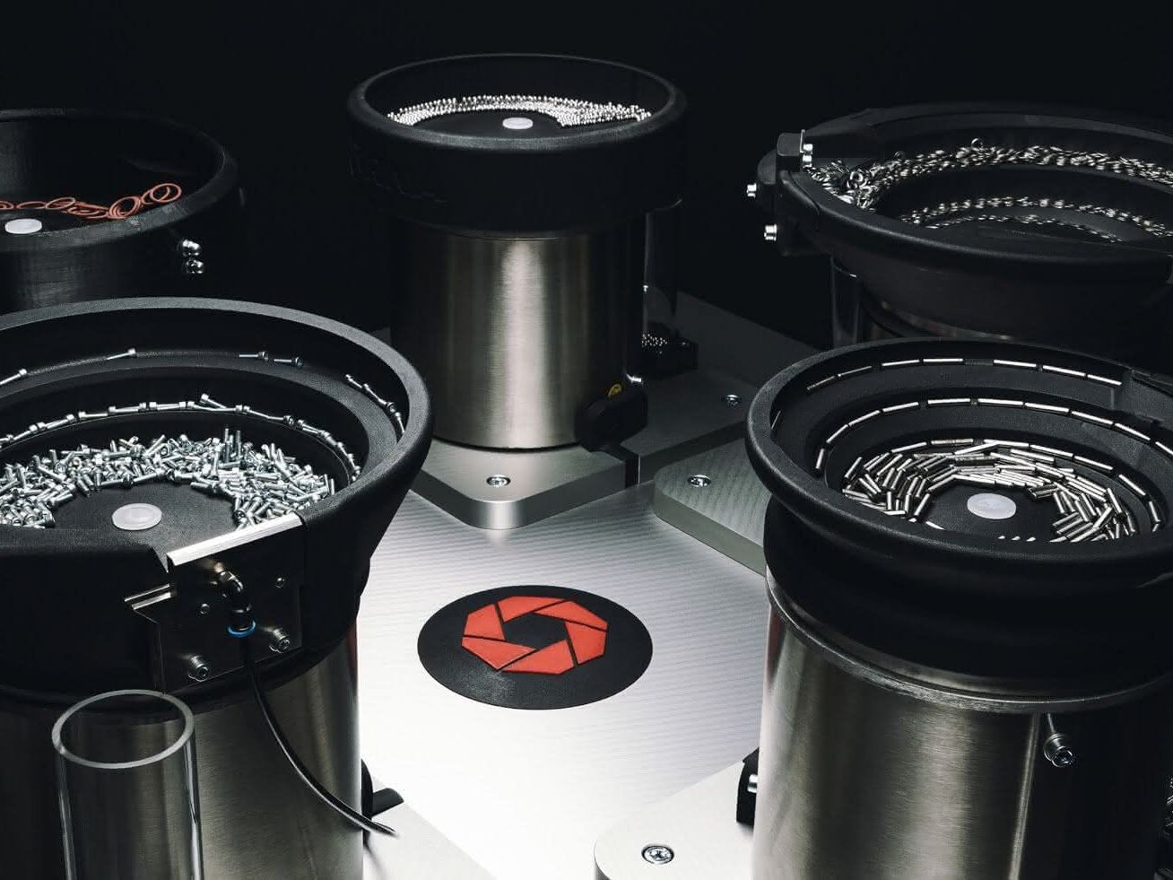 The accurate orientation of workpieces during the assembly process is the core competency of Aachen-based plant engineering firm Rhein-Nadel Automation.