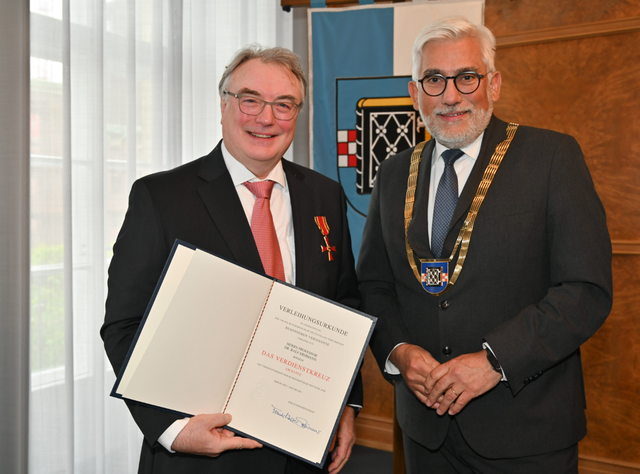 Bundesverdienstkreuz für Ralf Erdmann – Systembiochemiker der Ruhr-Universität Bochum Ralf Erdmann (links) wurde mit dem Bundesverdienstkreuz ausgezeichnet, das ihm Bochums Oberbürgermeister Jörg Lukat (rechts) im Rahmen einer Feierstunde im Rathaus überreichte. Ralf Erdmann (links) wurde mit dem Bundesverdienstkreuz ausgezeichnet, das ihm Bochums Oberbürgermeister Jörg Lukat (rechts) im Rahmen einer Feierstunde im Rathaus überreichte.