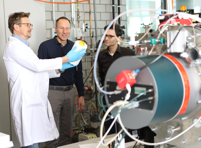 PFAS-freie Textilien: Empa entwickelt nachhaltige Plasma-Beschichtung für Outdoorbekleidung. Wissenschaftler der Empa, die das Plasmatechnologieverfahren zur PFAS-freien Herstellung von Outdoortextilien entwickelt haben am den dafür vorgesehenden Maschinen zur Imprägnierung der Garne. Auf dem Bild Das Empa-Team des Advanced Fibers Labor in St. Gallen : Martin Amberg, Dirk Hegemann und Patrick Rupper (v.l.n.r.).