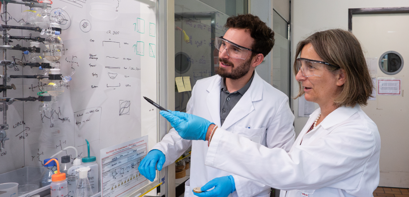 Flexibler Elektrolyt verbessert Feststoffbatterien Dorina Opris (rechts) und Can Zimmerli haben die Silikon-Basis mit funktionalen Gruppen versehen, die das Polymer zu einem guten Ionenleiter machen, ohne ihm seine Elastizität zu nehmen.