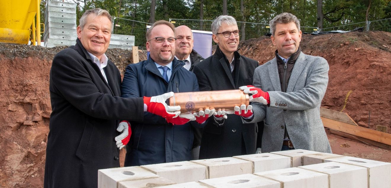 Grundsteinlegung Foto von der Grundsteinlegung (5 Personen mit der Zeitkapsel)