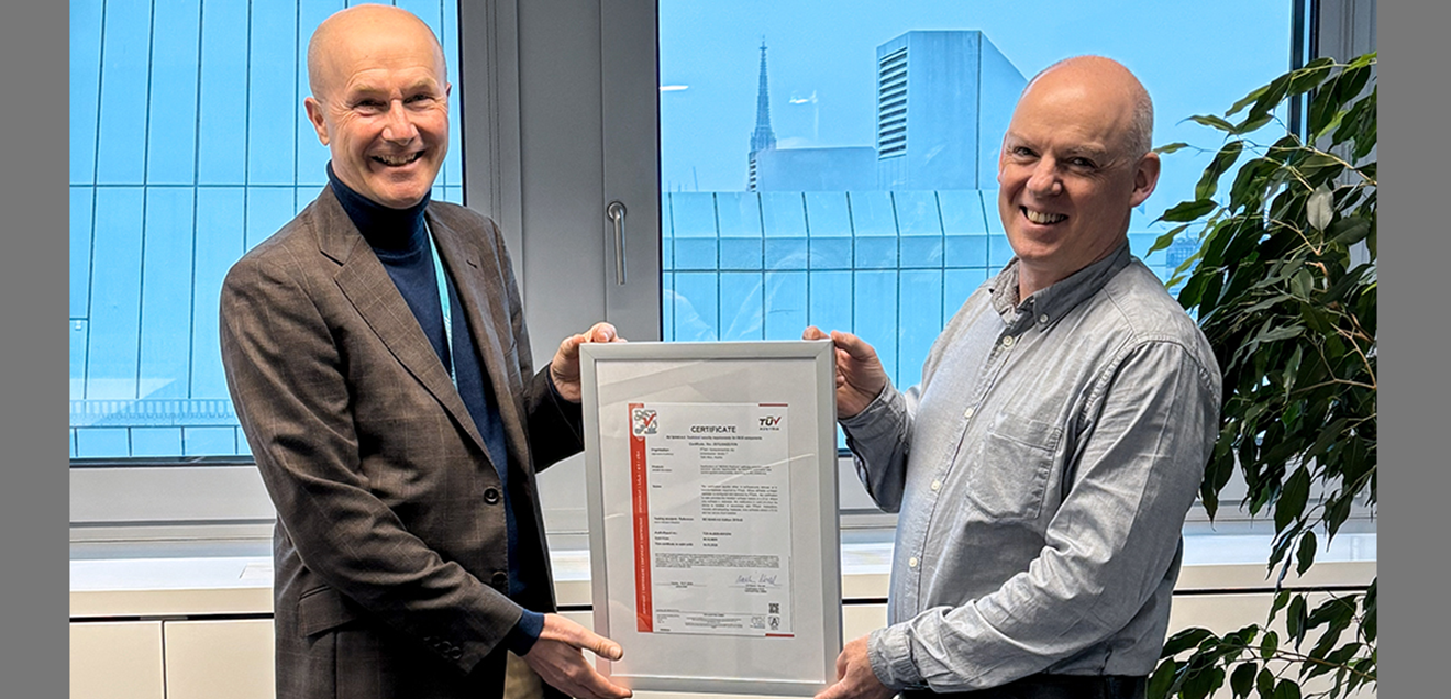 Übergabe des IEC 62443-4-2 Zertifikats durch Alexander Zeppelzauer, Sales Director TÜV TRUST IT (links) an Erwan Sudrat, Director Product Development, TTTech Industrial (rechts)