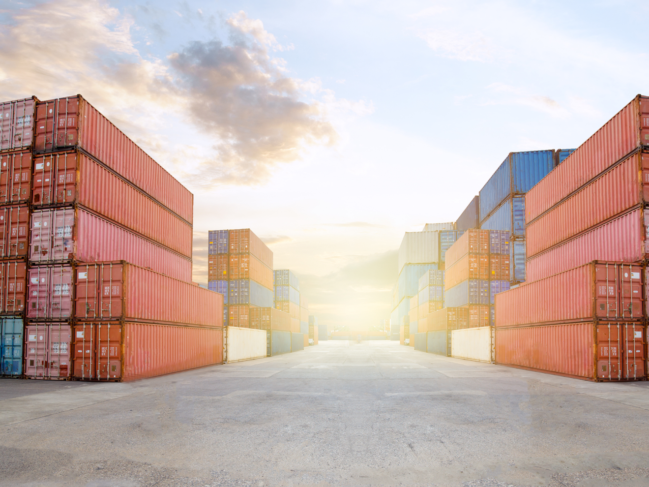 Wachstumsprognose für deutsche Wirtschaft gesenkt Container in einem Hafen als Symbolbild für den Artikel: ifo-Institut senkt Wachstumsprognose: Wie stark wächst die deutsche Wirtschaft 2026?