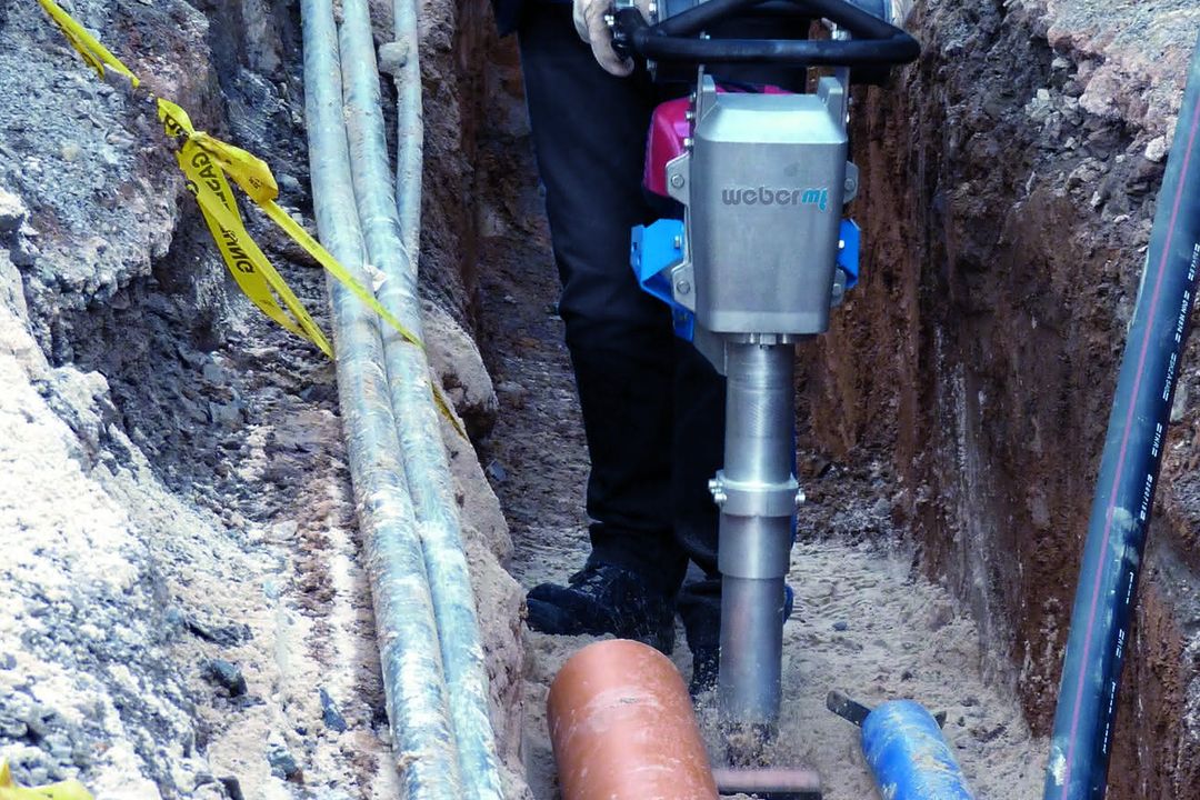 Ein Arbeiter verwendet den Vibrationsstampfer SRV 300-II in einer Baugrube
