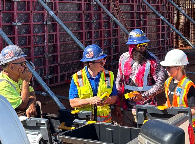 Arbeiter:innen auf der Baustelle in Hawaii