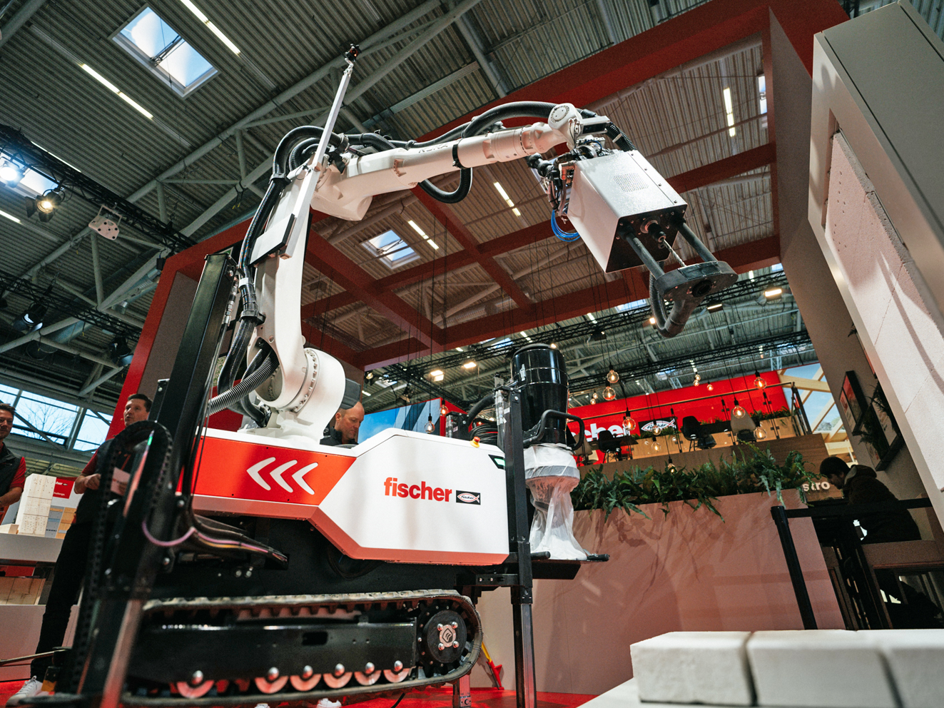 Der fischer Bauroboter BauBot auf der BAU 2025
