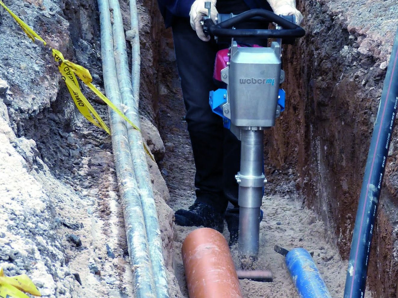 Ein Arbeiter verwendet den Vibrationsstampfer SRV 300-II in einer Baugrube