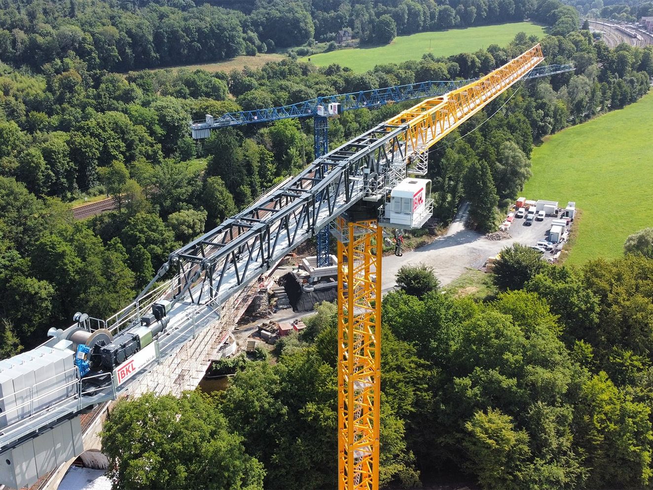 BKL investierte im Bereich Baukrane seit 2025 in 1000 EC-H von Liebherr sowie in mehrere der zur Bauma vorgestellten 800- und 1.100-Metertonner aus dem BKL System Sáez – darunter der hier eingesetzte TLS 800, der an dem markanten extrastarken Ausleger zu erkennen ist. BKL investierte im Bereich Baukrane seit 2025 in 1000 EC-H von Liebherr sowie in mehrere der zur Bauma vorgestellten 800- und 1.100-Metertonner aus dem BKL System Sáez – darunter der hier eingesetzte TLS 800, der an dem markanten extrastarken Ausleger zu erkennen ist.