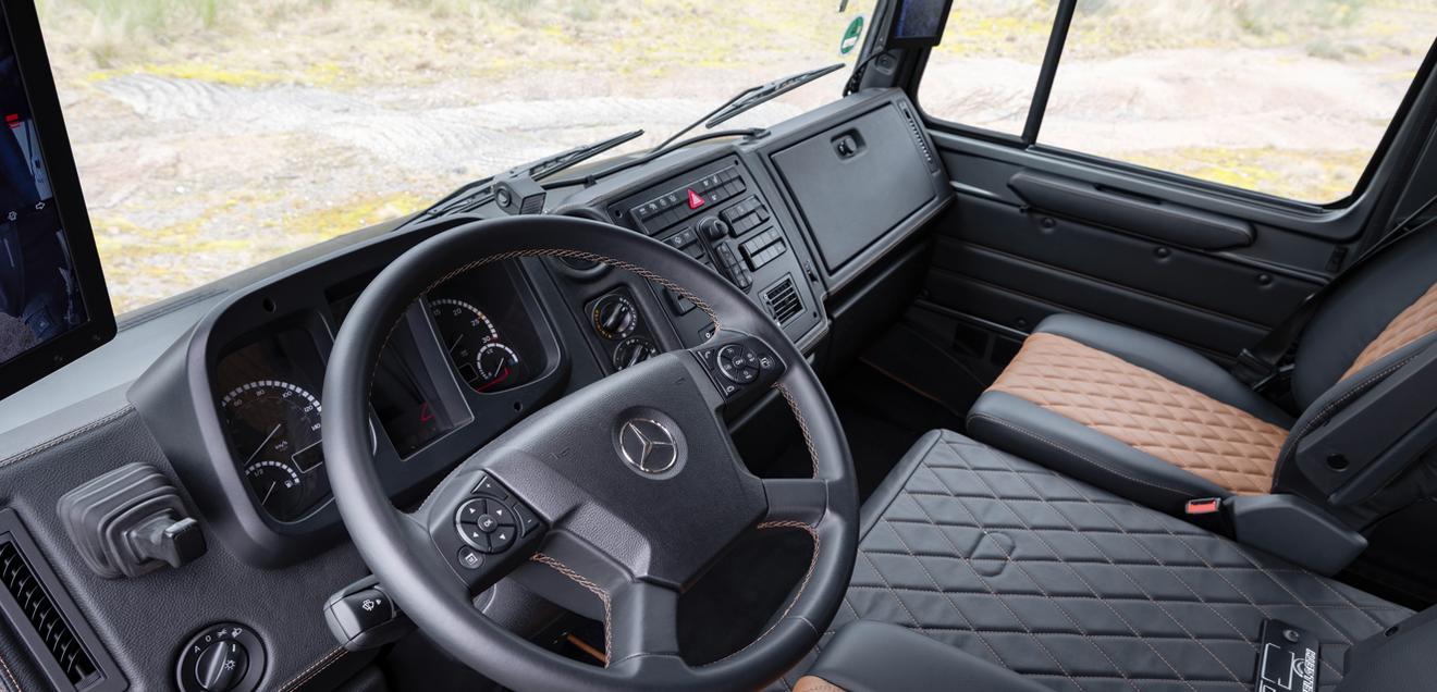 Cockpit Luxus-Unimog Blick in das Cockpit des Luxus-Unimogs mit vielen Lederbauteilen