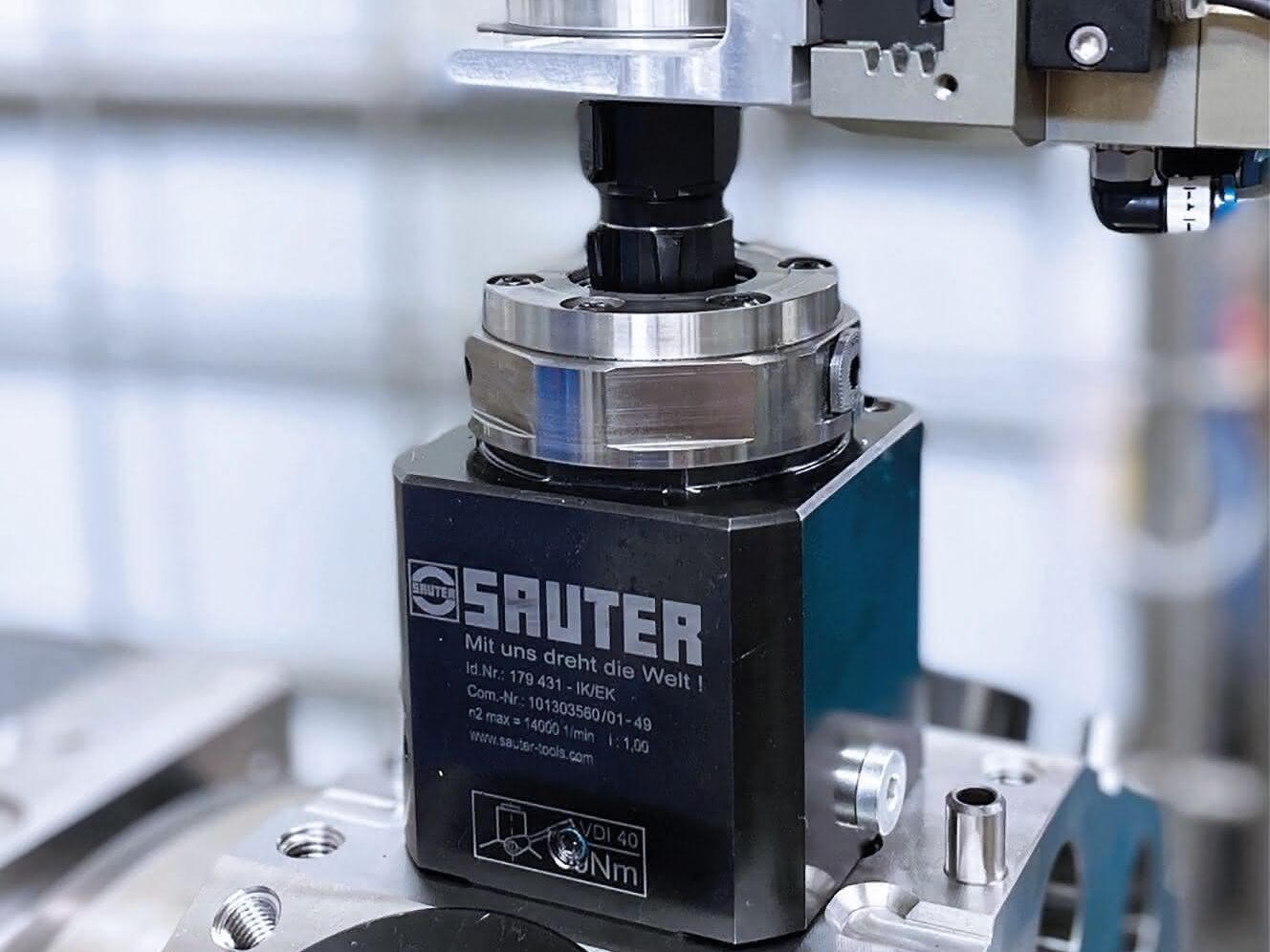 Tool change on lathes: Automated adapter change