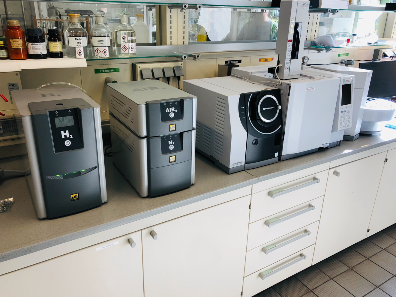 Gas-Generatoren als Alternative zu Druckgasflaschen im Labor Gas-Generatoren als Alternative zu Druckgasflaschen im Labor