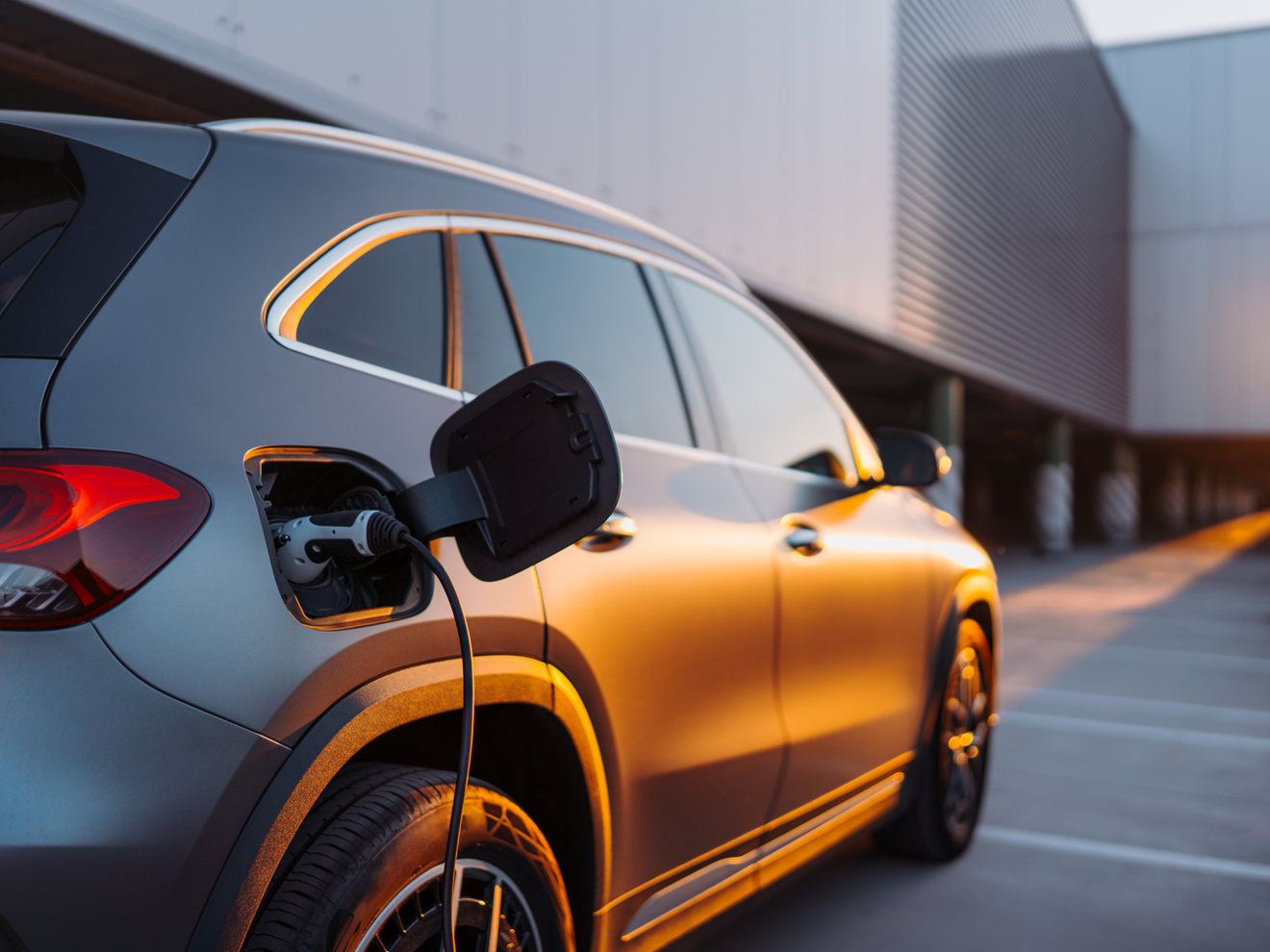 Bosch und Tata AutoComp Systems kündigen Joint Venture für Elektromobilität in Indien an Elektomobilität: Bildausschnitt eines Fahrzeugs, das geladen wird