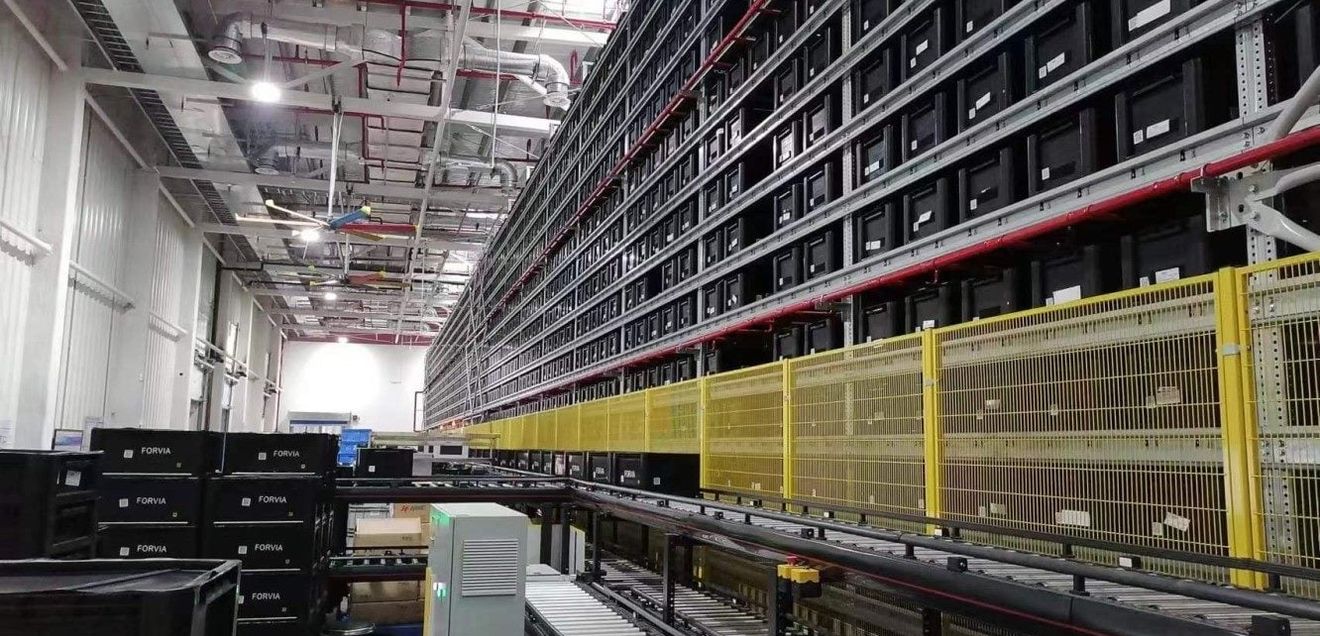 RBG, shuttle and robotics: Combined storage solution with transshipment and pallet warehouse