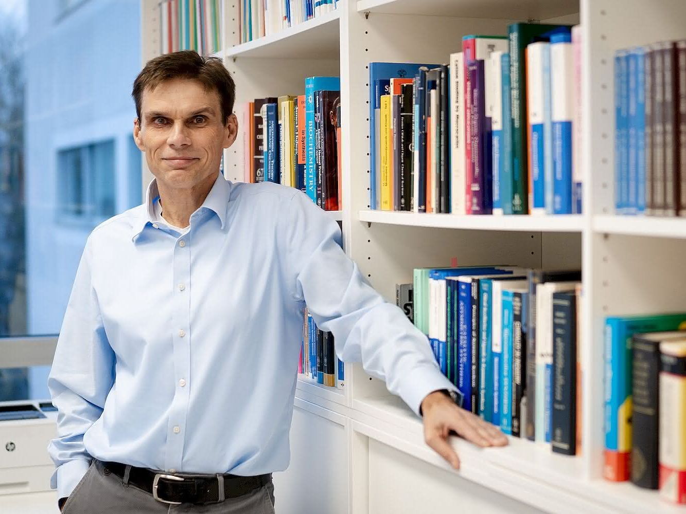 Prof. Dr. Armido Studer vor einem Bücherregal