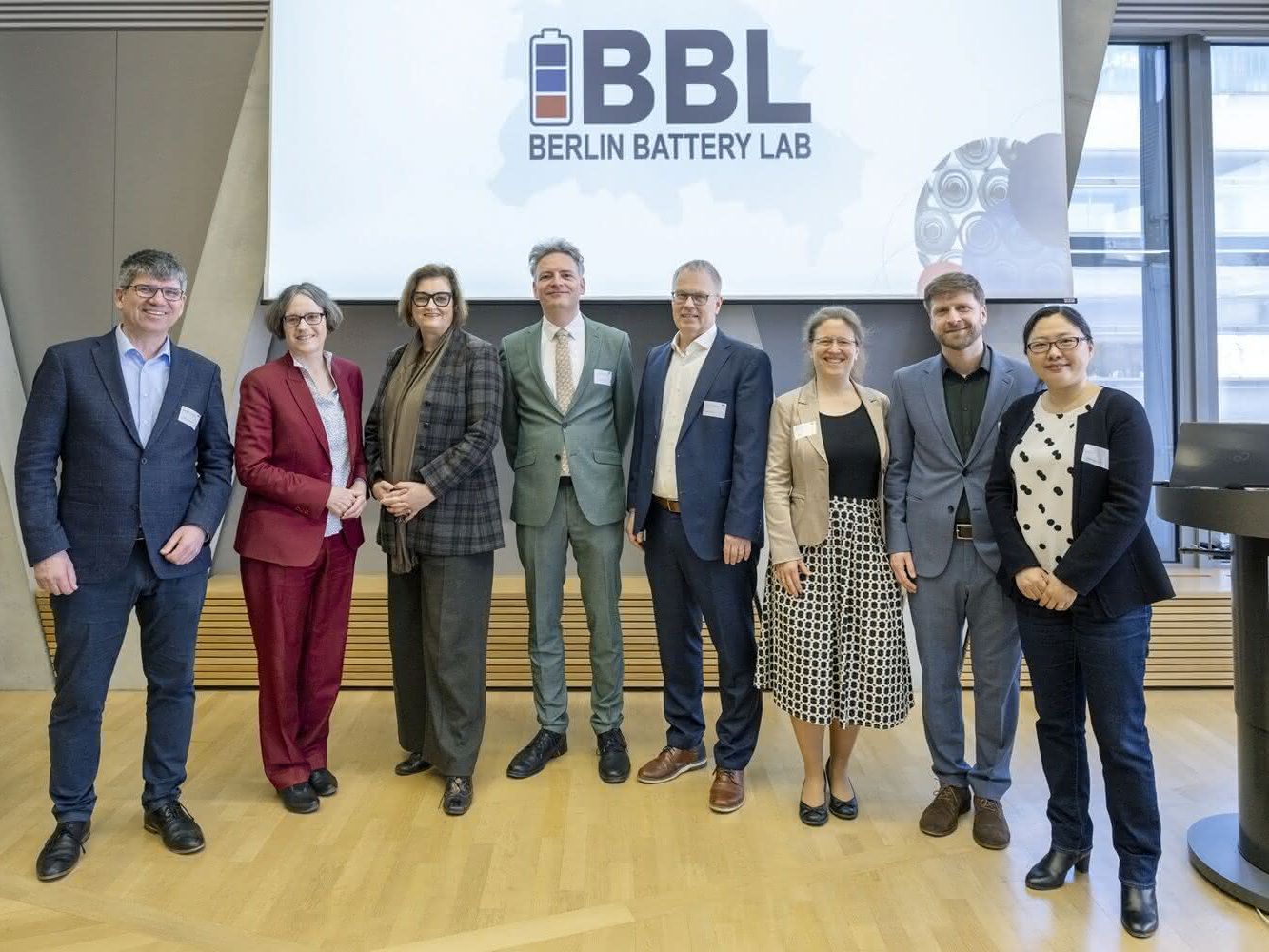 Forschungsplattform Berlin Battery Lab: BAM, HZB und HU Berlin forschen gemeinsam an Natrium-Batterien Bei der Einweihung des Berlin Battery Lab: Prof. Dr. Bernd Rech, Prof. Dr. Julia von Blumenthal, Dr. Ina Czyborra, Prof. Dr. Philipp Adelhelm, Prof. Dr. Ulrich Panne, Saskia Vormfelde, Dr. Tim Fellinger, Prof. Dr. Yan Lu