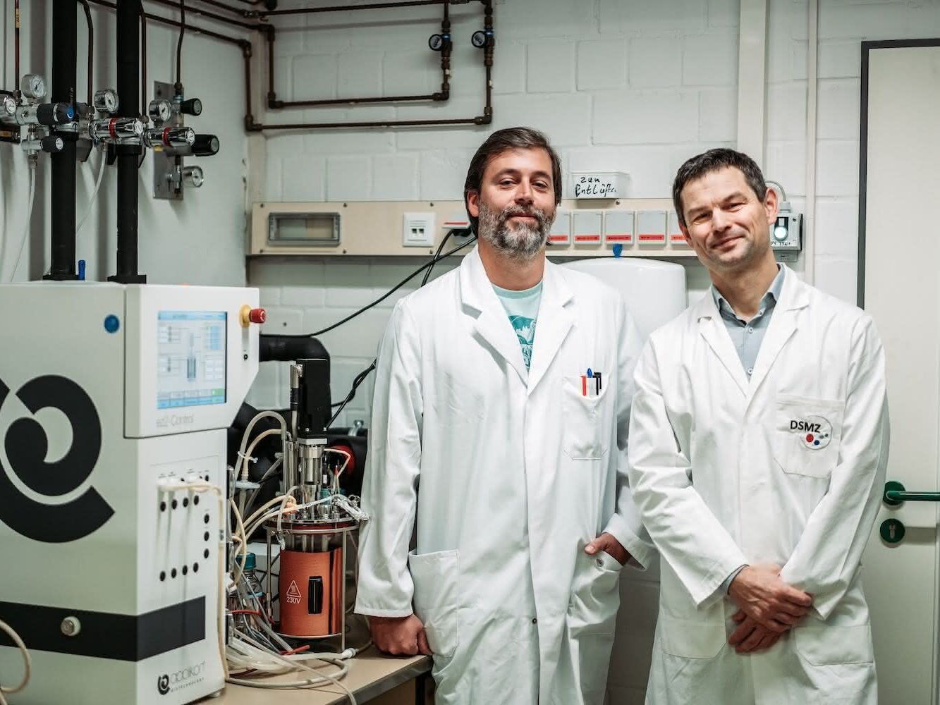 Studie zu umweltrelevanten Mikroorganismen: Größere Vielfalt als bisher angenommen Dr. Stefan Dyskma (links) und Prof. Dr. Michael Pester vom Leibniz-Institut DSMZ
