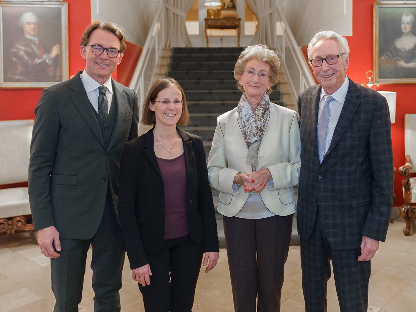 Matthias H. Tschöp und Stefanie Dehnen erhalten den Wissenschaftspreis der Hector Stiftung. Matthias H. Tschöp und Stefanie Dehnen erhalten in diesem Jahr den Wissenschaftspreis der Hector Stiftung. Das Bild zeigt sie gemeinsam mit den Stiftern Josephine und Dr. h.c. Hans-Werner Hector (von links).