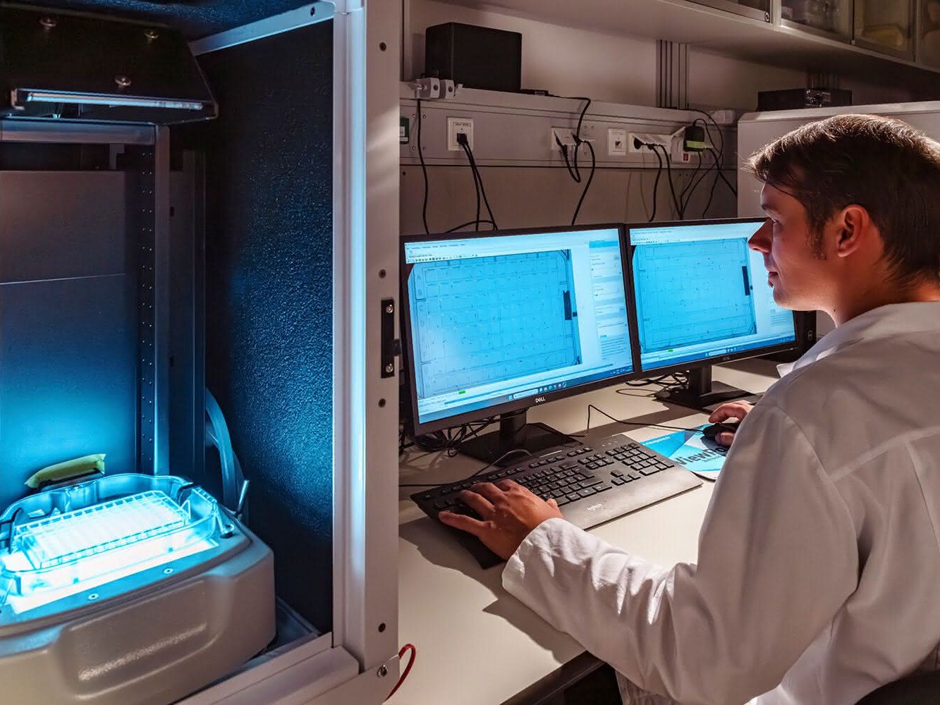 Dr. David Leuthold arbeitet daran, mithilfe des Zebrafischmodells zu testen, ob Umweltchemikalien neurotoxisch wirken. Dr. David Leuthold