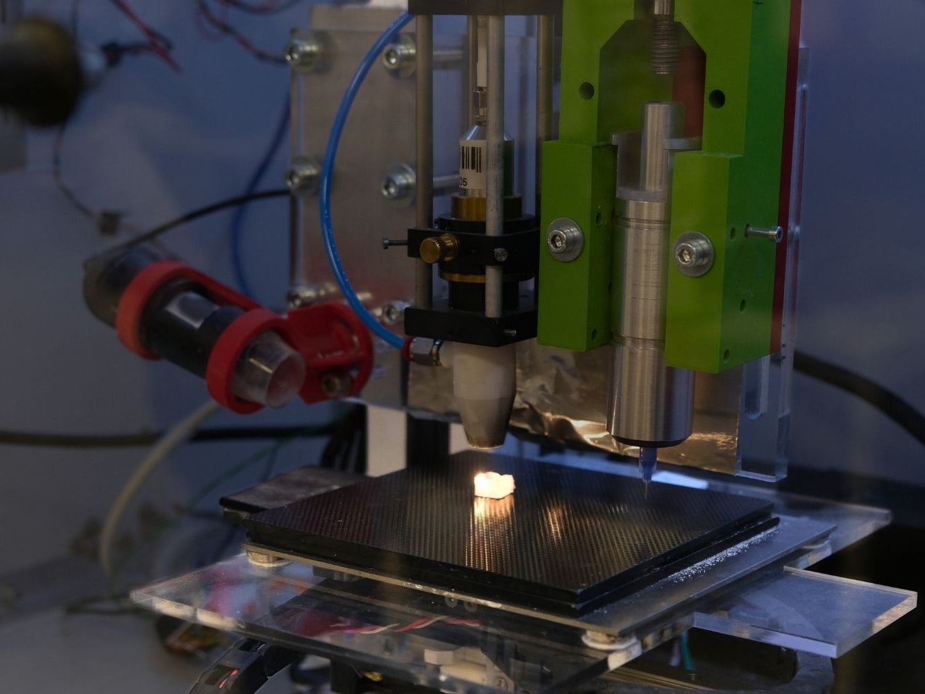 Glas 3D-Druck: Neue Möglichkeiten für Implantate und photonische Bauteile Das neue Laser-Verfahren der CAU Kiel könnte künftig auch für die Herstellung keramischer Implantate oder optischer Bauteile genutzt werden.