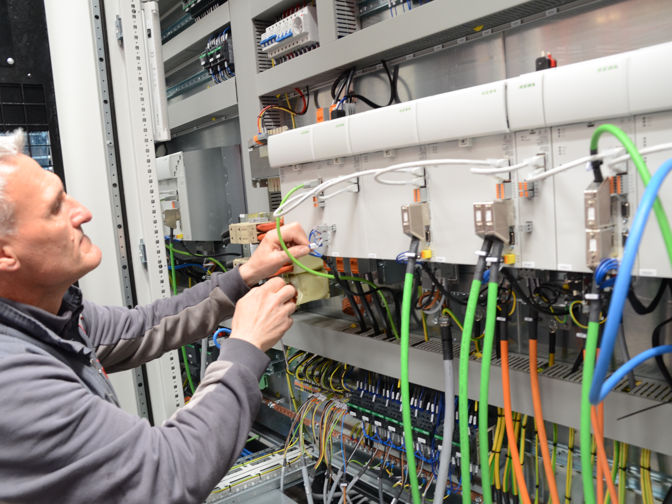 Anwenderbericht: Neue Antriebstechnik für die Bewehrungsstahlverarbeitung Anwenderbericht: Neue Antriebstechnik für die Bewehrungsstahlverarbeitung