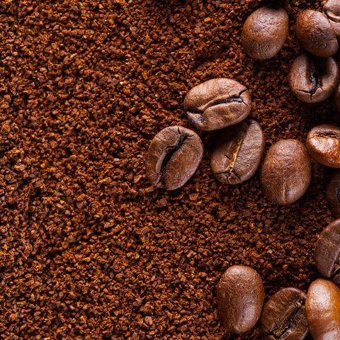 Kaffeepulver und Kaffeebohnen