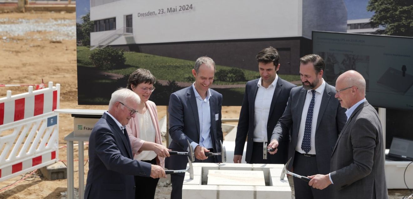 Neues Forschungszentrum: Grundsteinlegung für "Kognitive Produktionssysteme" am Fraunhofer IWU Dresden Neues Forschungszentrum: Grundsteinlegung für "Kognitive Produktionssysteme" am Fraunhofer IWU Dresden