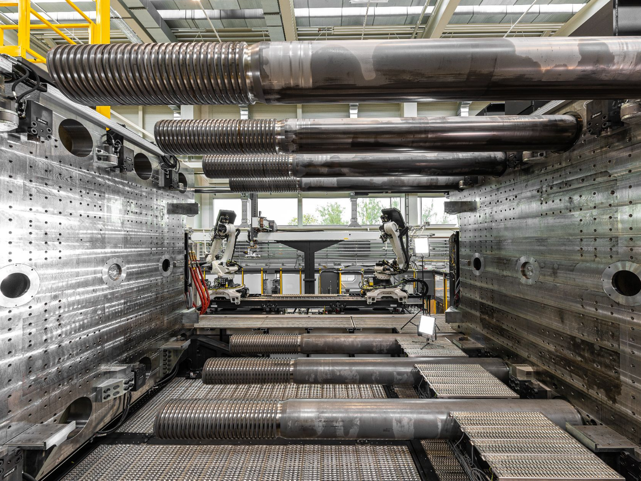 ENGEL baut die größte Spritzgießmaschine der Welt - Bauteile im XXL-Format duo 12000 US - momentan die größte Spritzgießmaschine der Welt